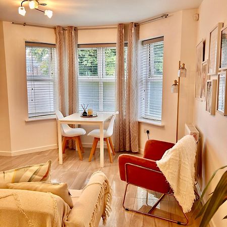 Modern 2 Bed Apartment With Free Parking And Netflix Dawley Eksteriør billede
