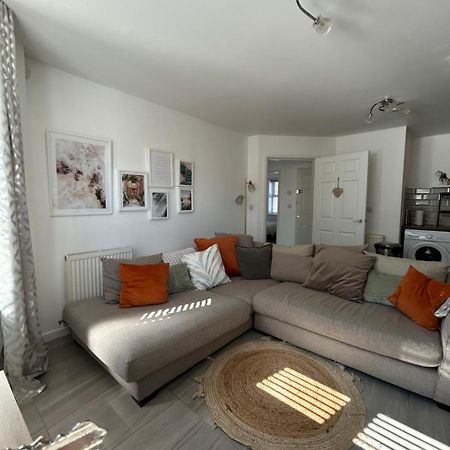 Modern 2 Bed Apartment With Free Parking And Netflix Dawley Eksteriør billede