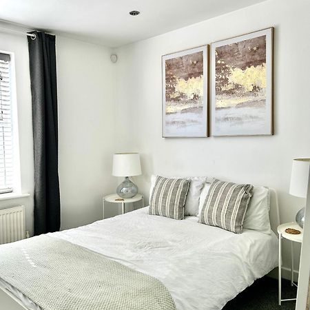 Modern 2 Bed Apartment With Free Parking And Netflix Dawley Eksteriør billede
