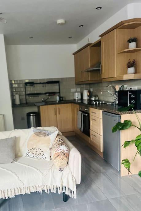 Modern 2 Bed Apartment With Free Parking And Netflix Dawley Eksteriør billede