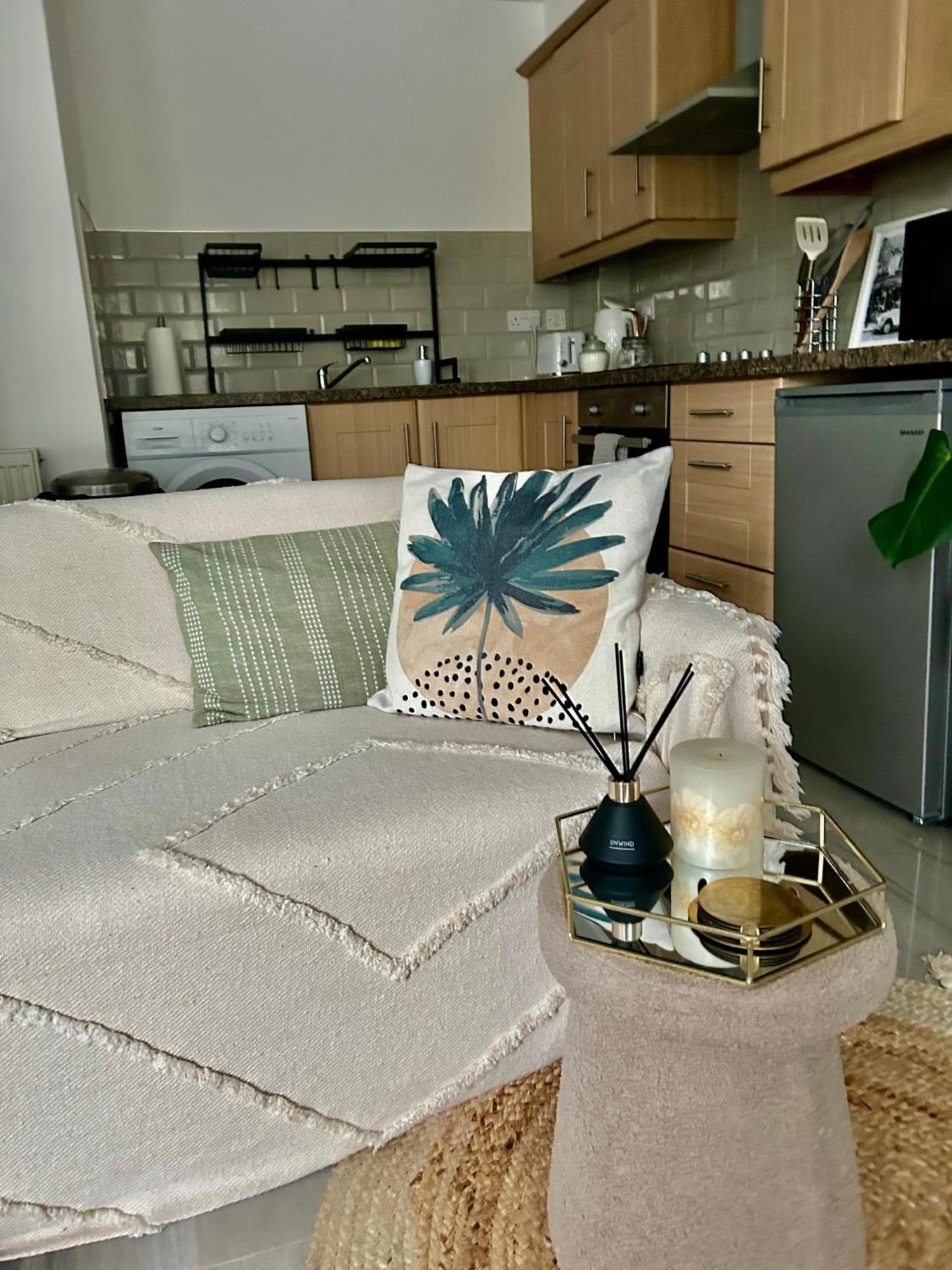 Modern 2 Bed Apartment With Free Parking And Netflix Dawley Eksteriør billede