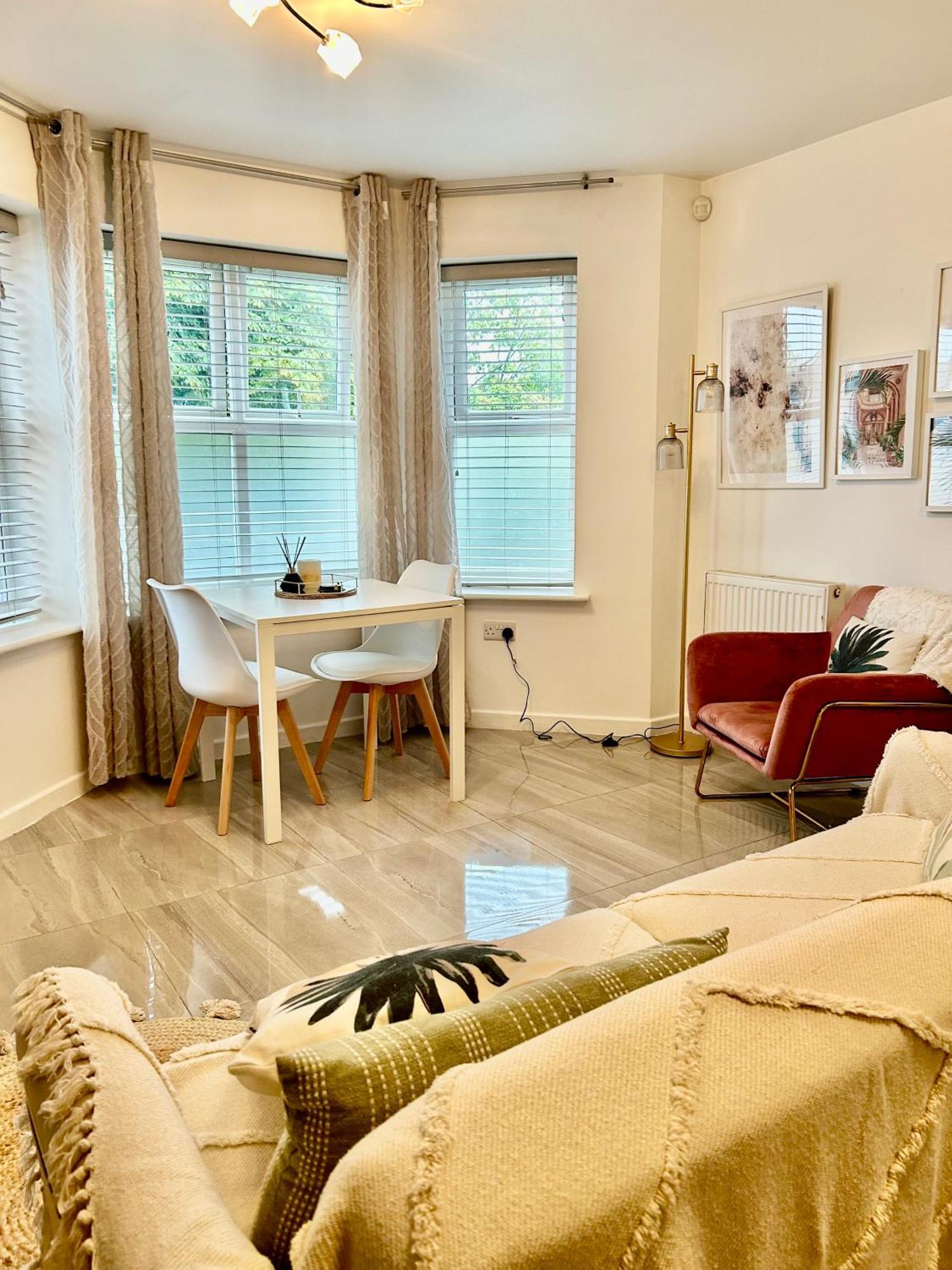 Modern 2 Bed Apartment With Free Parking And Netflix Dawley Eksteriør billede