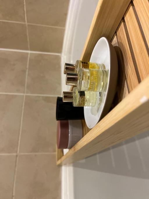 Modern 2 Bed Apartment With Free Parking And Netflix Dawley Eksteriør billede