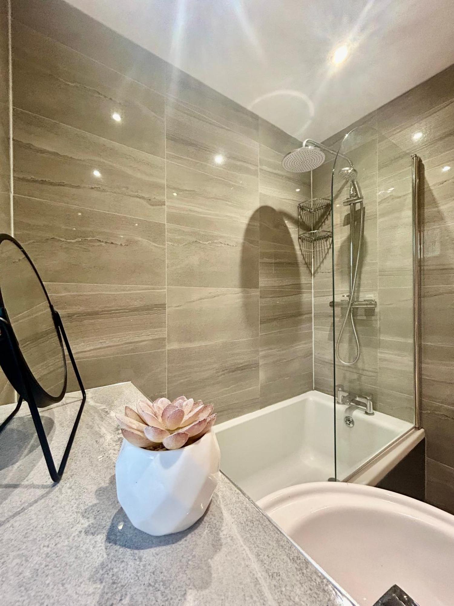 Modern 2 Bed Apartment With Free Parking And Netflix Dawley Eksteriør billede