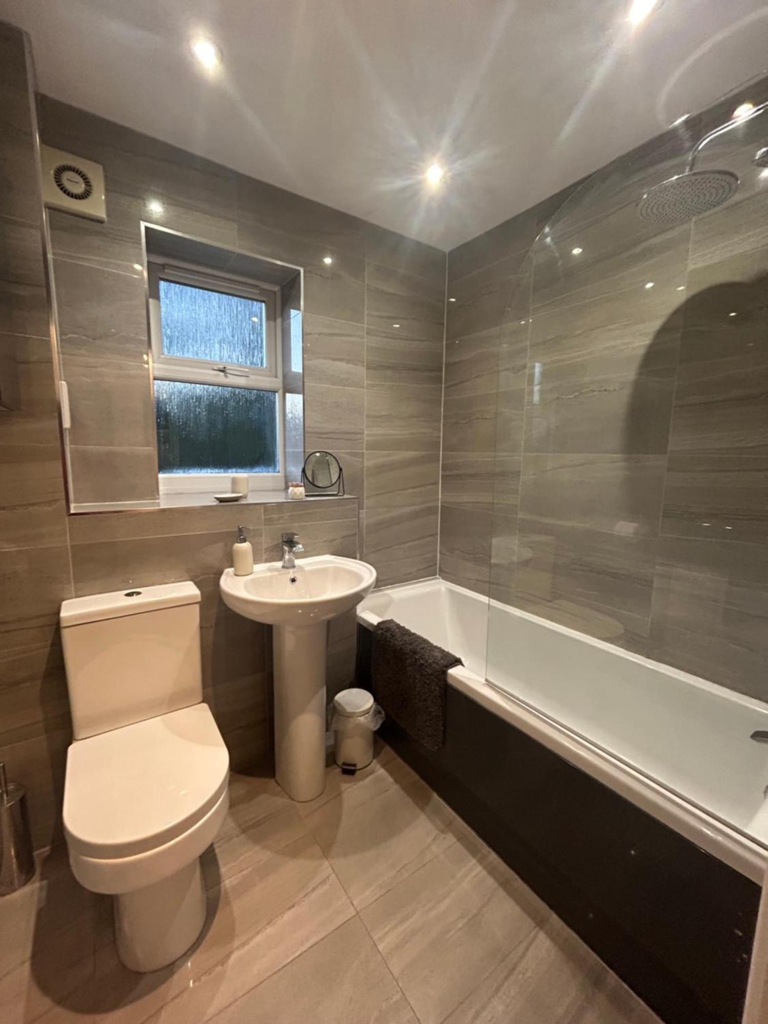 Modern 2 Bed Apartment With Free Parking And Netflix Dawley Eksteriør billede