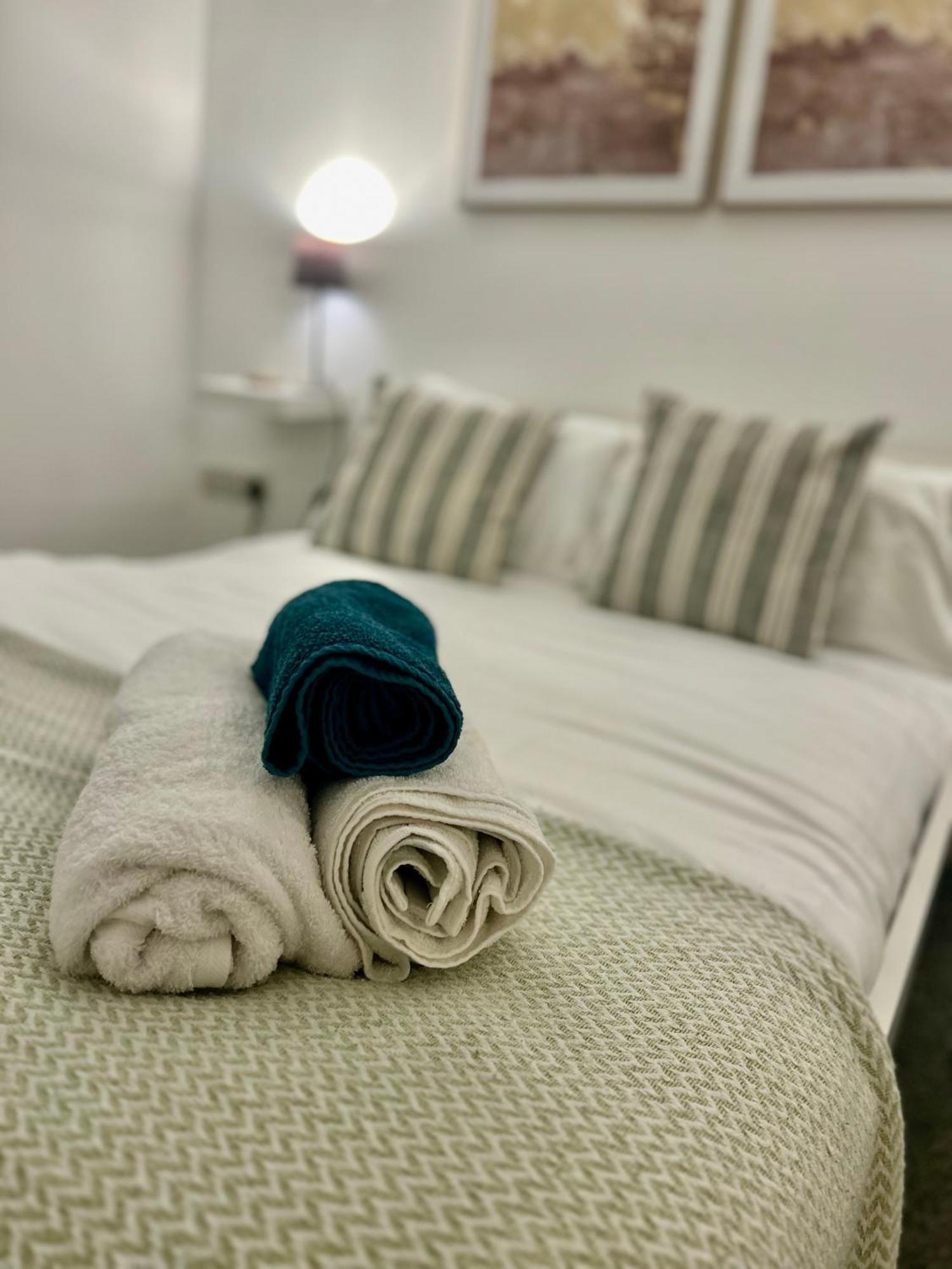 Modern 2 Bed Apartment With Free Parking And Netflix Dawley Eksteriør billede