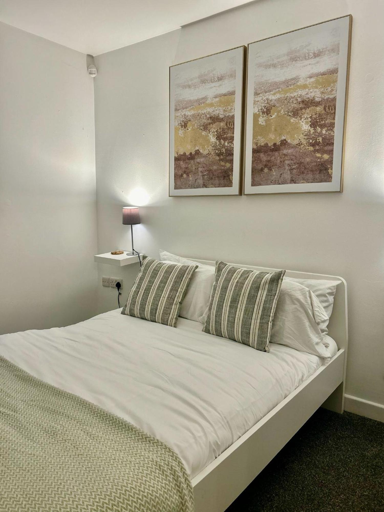 Modern 2 Bed Apartment With Free Parking And Netflix Dawley Eksteriør billede