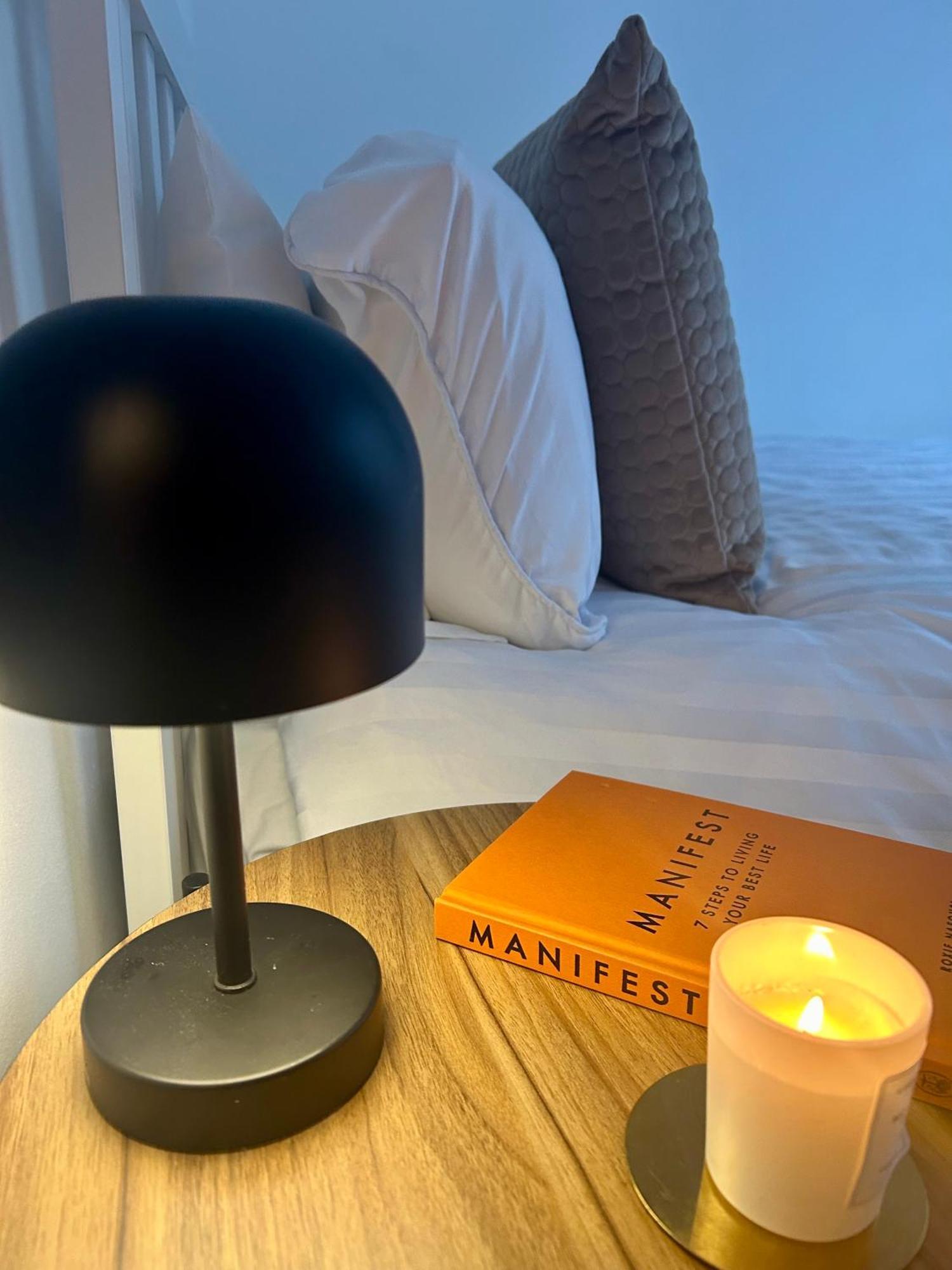 Modern 2 Bed Apartment With Free Parking And Netflix Dawley Eksteriør billede