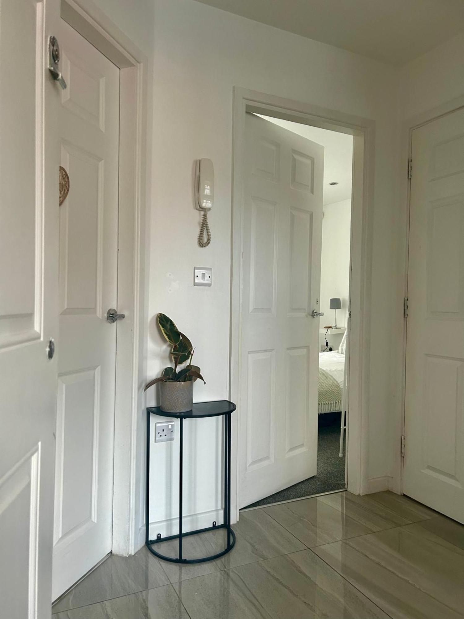 Modern 2 Bed Apartment With Free Parking And Netflix Dawley Eksteriør billede