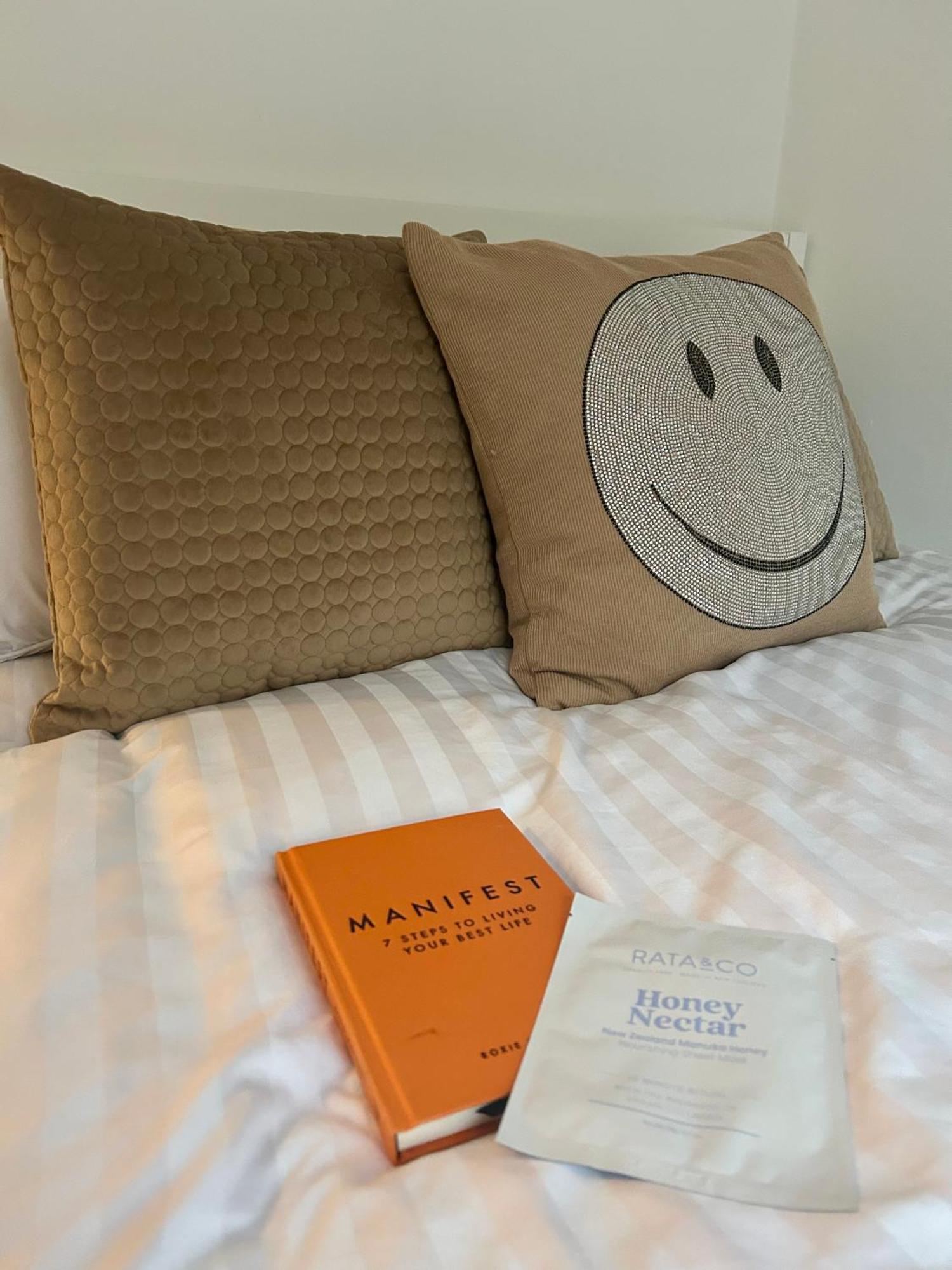 Modern 2 Bed Apartment With Free Parking And Netflix Dawley Eksteriør billede