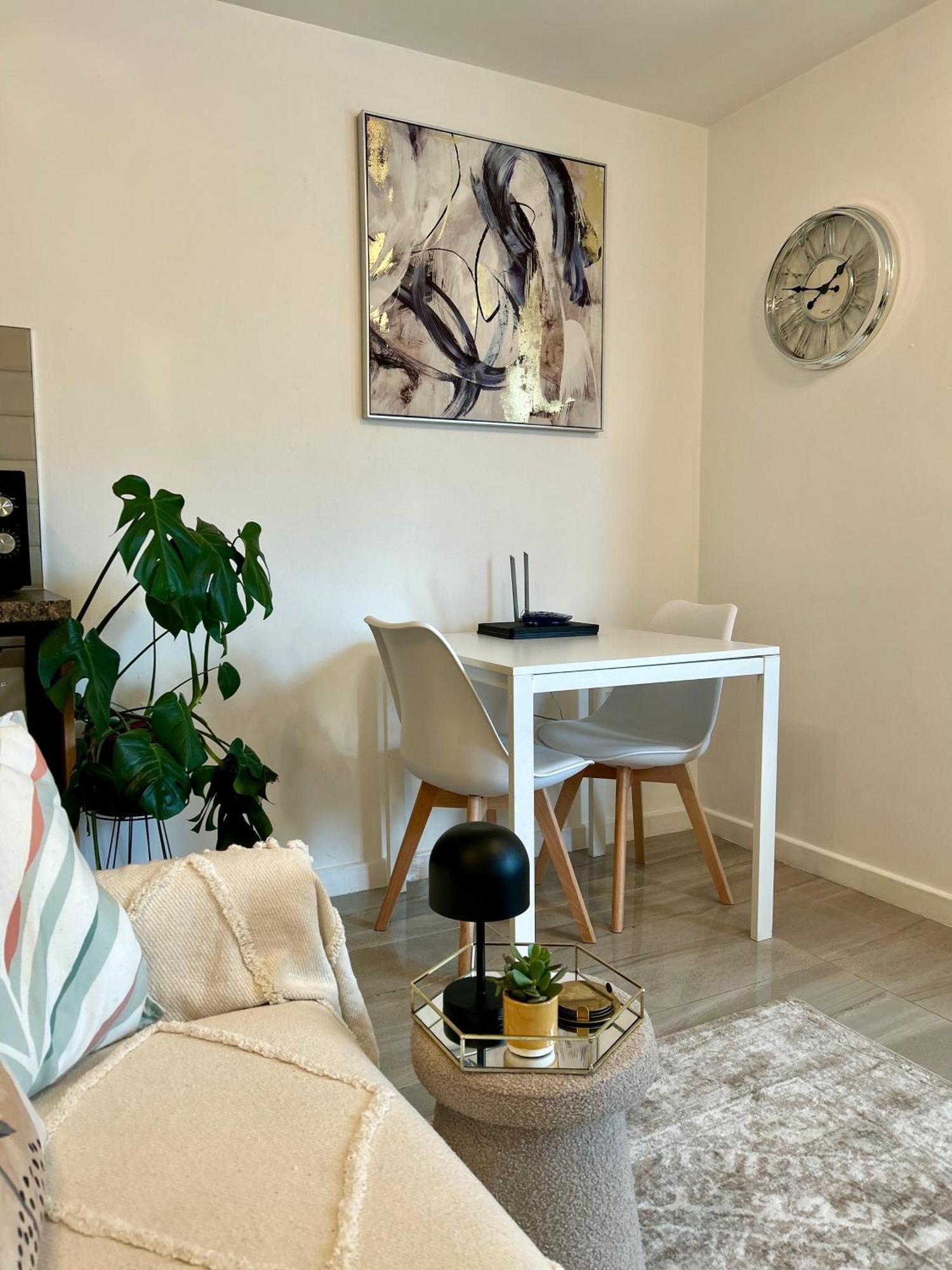 Modern 2 Bed Apartment With Free Parking And Netflix Dawley Eksteriør billede