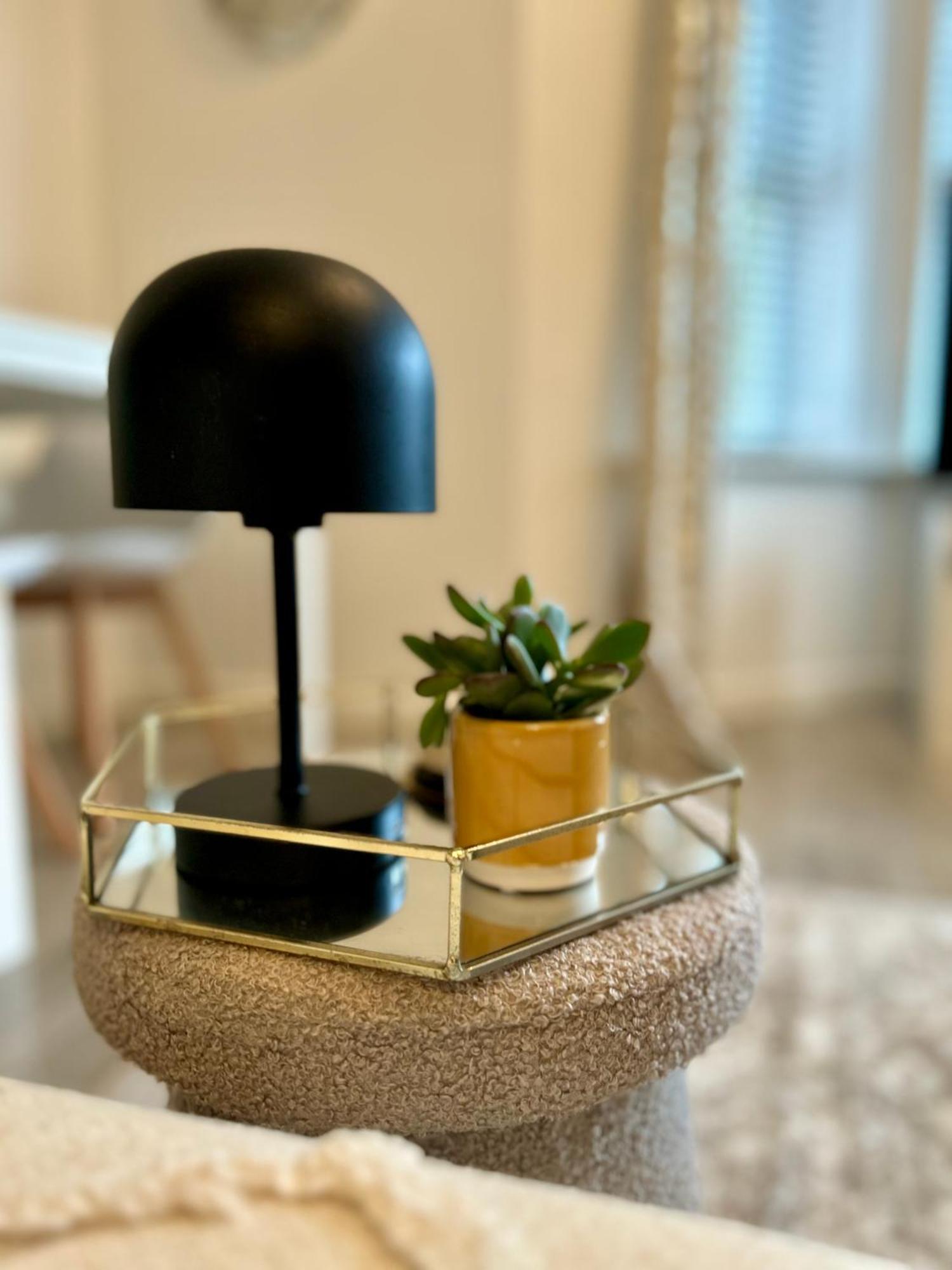 Modern 2 Bed Apartment With Free Parking And Netflix Dawley Eksteriør billede
