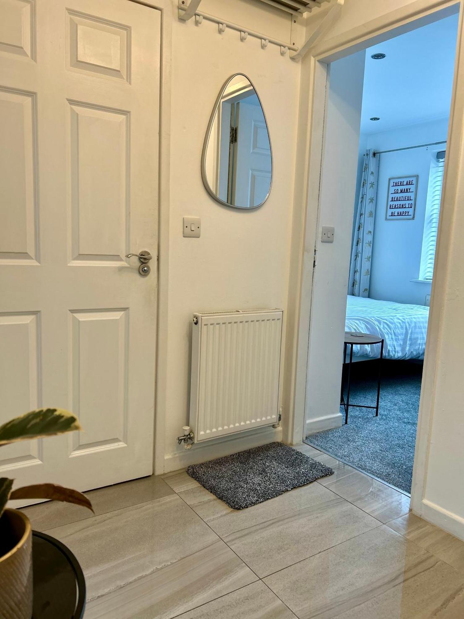 Modern 2 Bed Apartment With Free Parking And Netflix Dawley Eksteriør billede