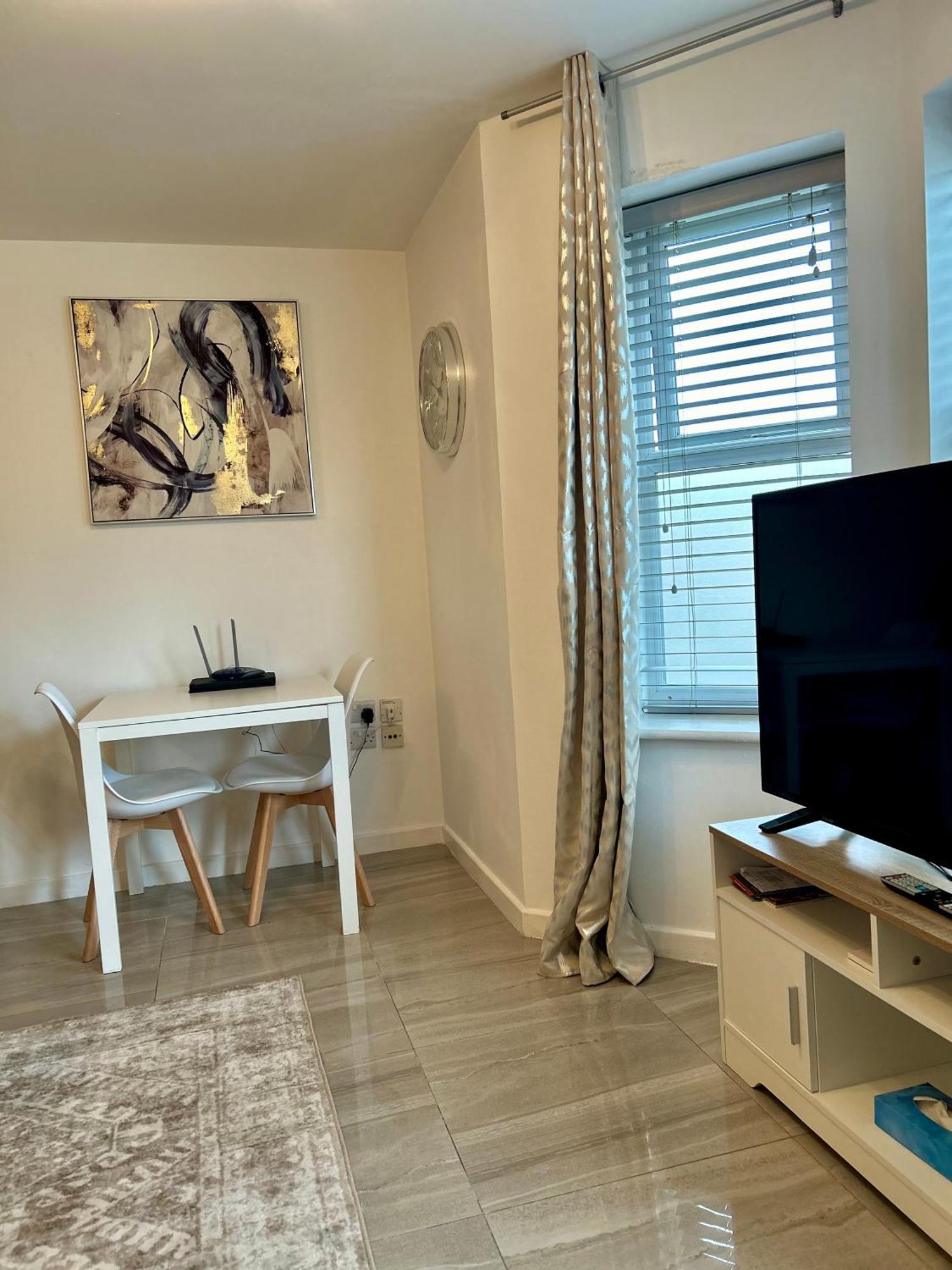 Modern 2 Bed Apartment With Free Parking And Netflix Dawley Eksteriør billede