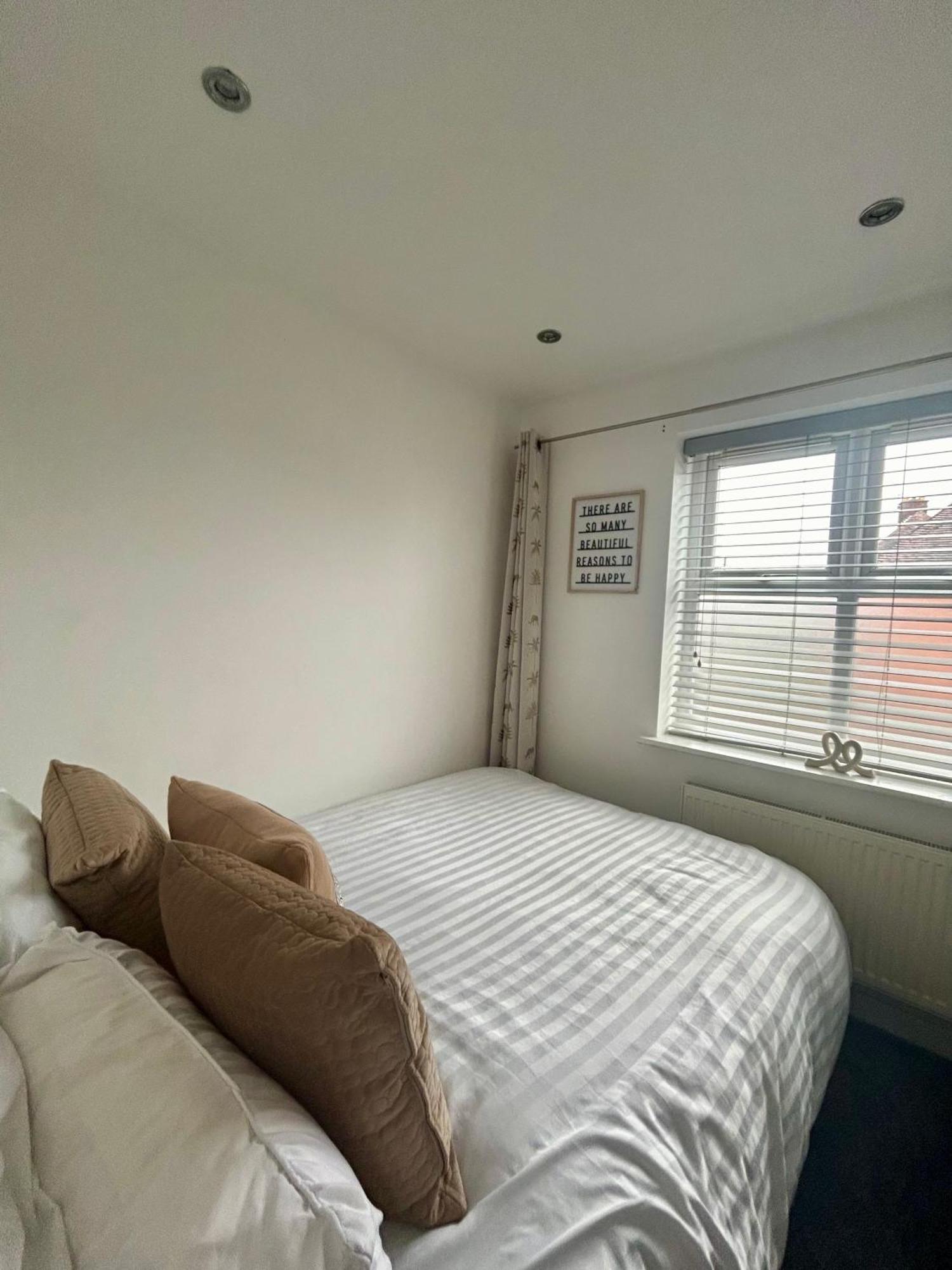 Modern 2 Bed Apartment With Free Parking And Netflix Dawley Eksteriør billede