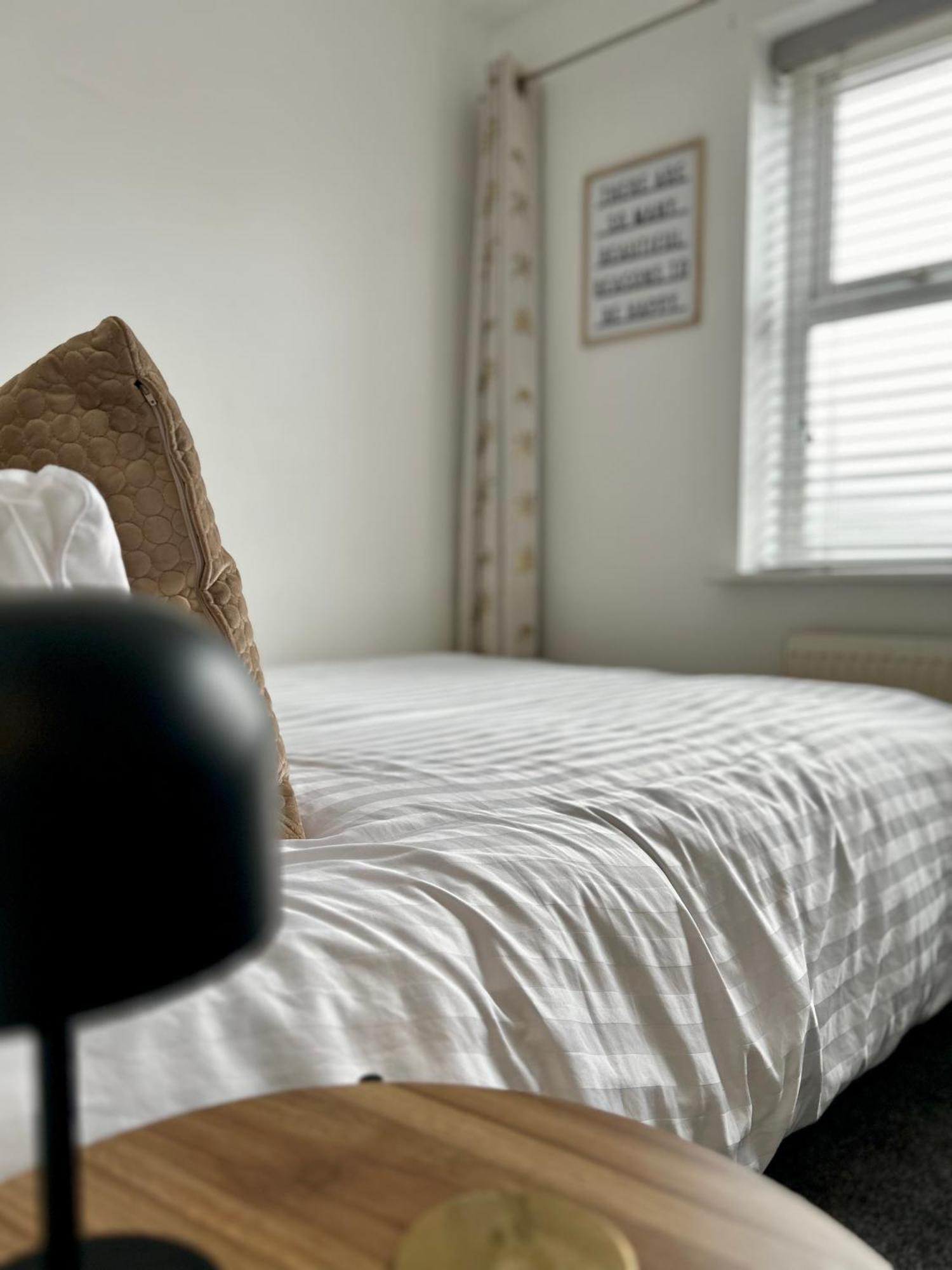 Modern 2 Bed Apartment With Free Parking And Netflix Dawley Eksteriør billede