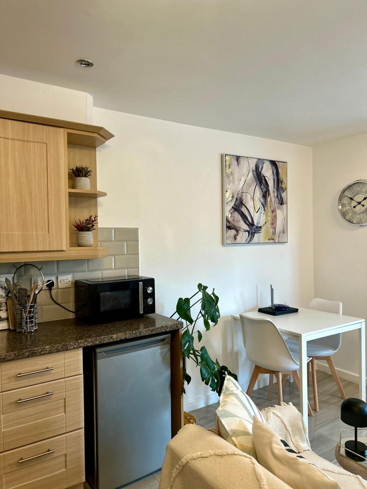 Modern 2 Bed Apartment With Free Parking And Netflix Dawley Eksteriør billede