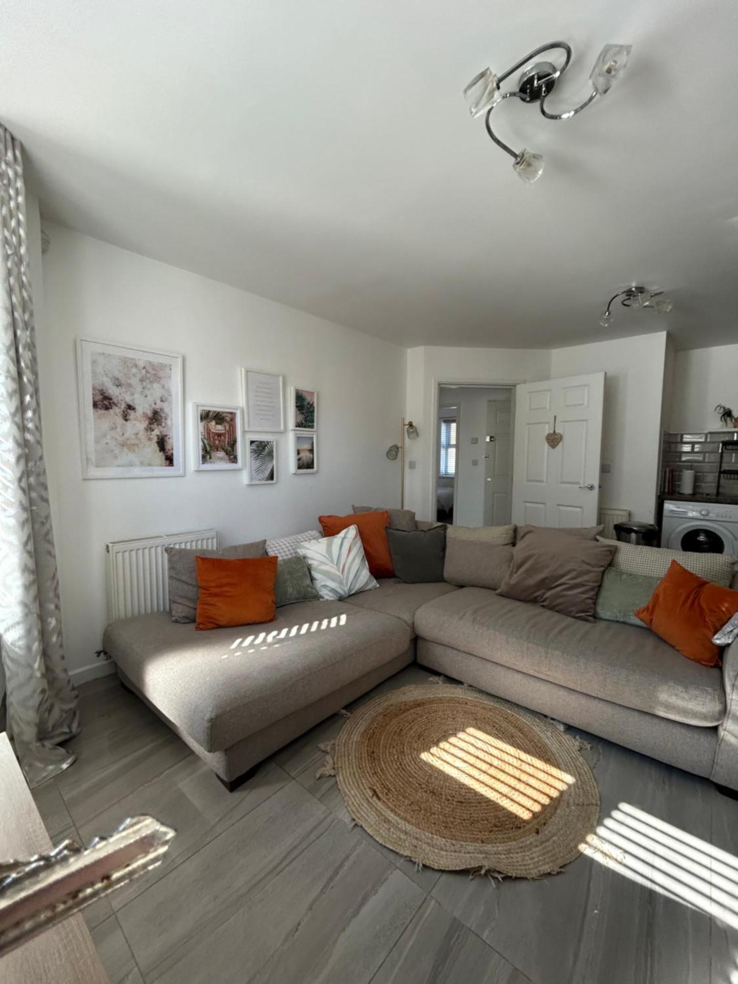 Modern 2 Bed Apartment With Free Parking And Netflix Dawley Eksteriør billede