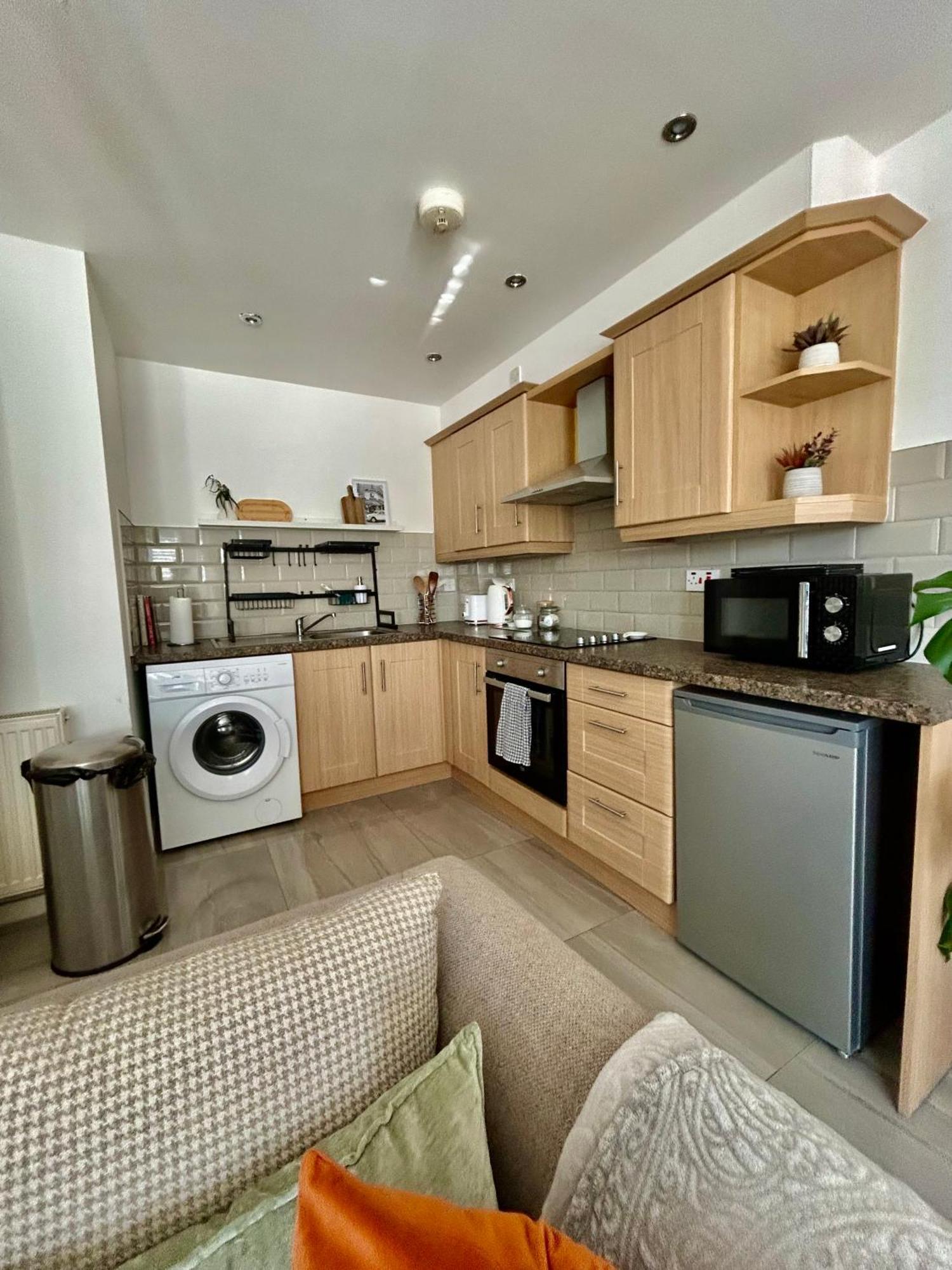 Modern 2 Bed Apartment With Free Parking And Netflix Dawley Eksteriør billede