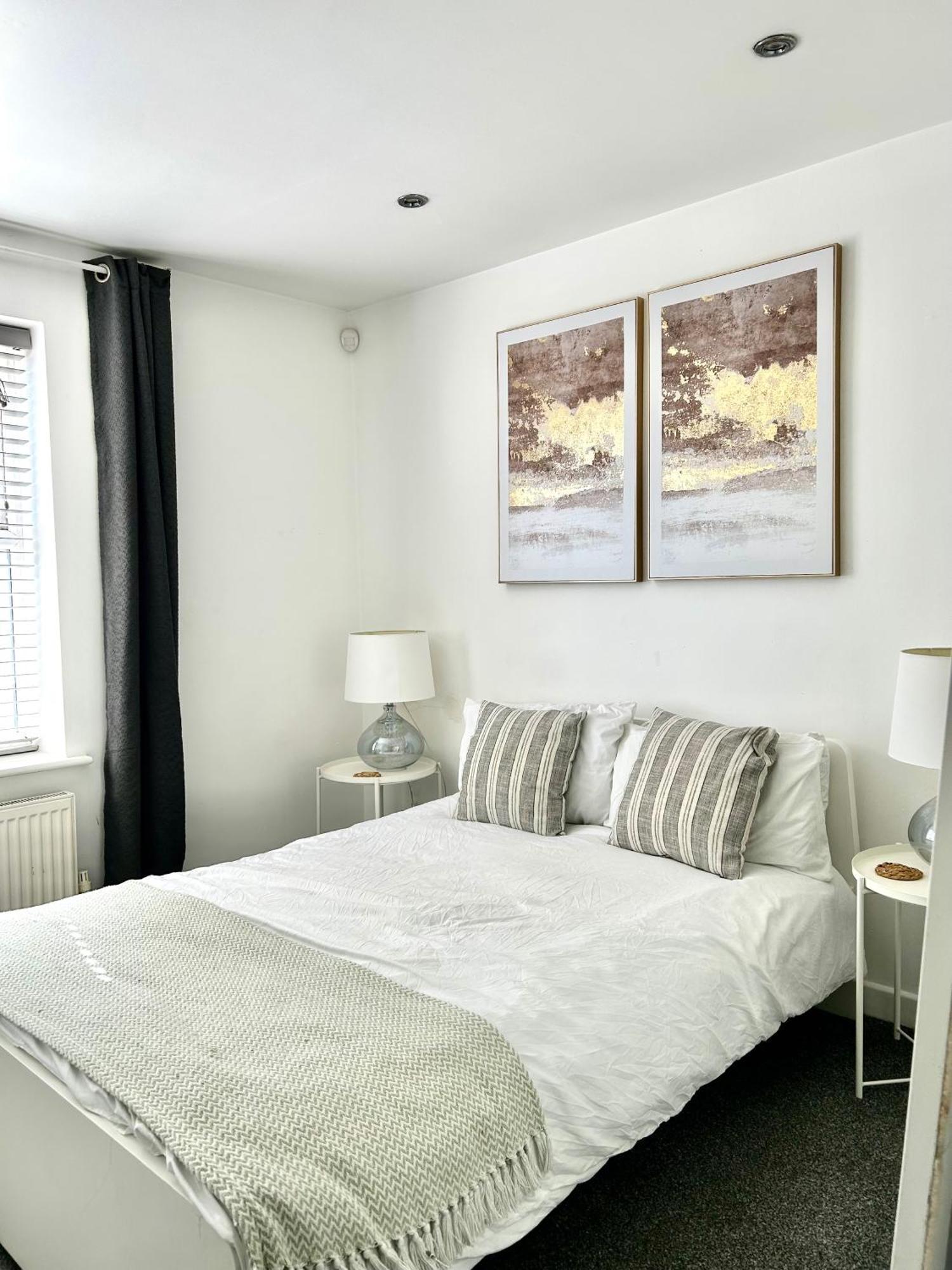 Modern 2 Bed Apartment With Free Parking And Netflix Dawley Eksteriør billede