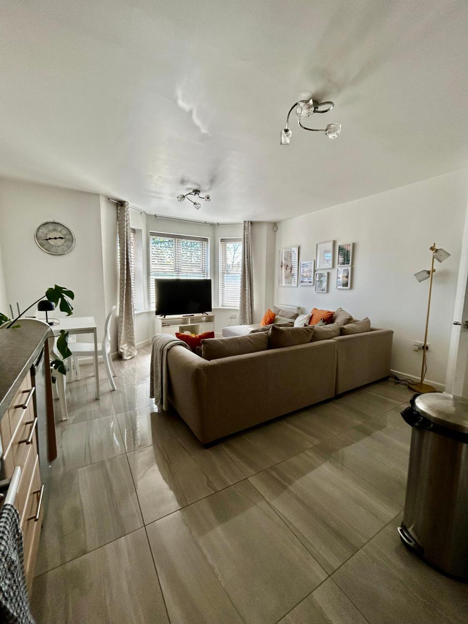 Modern 2 Bed Apartment With Free Parking And Netflix Dawley Eksteriør billede