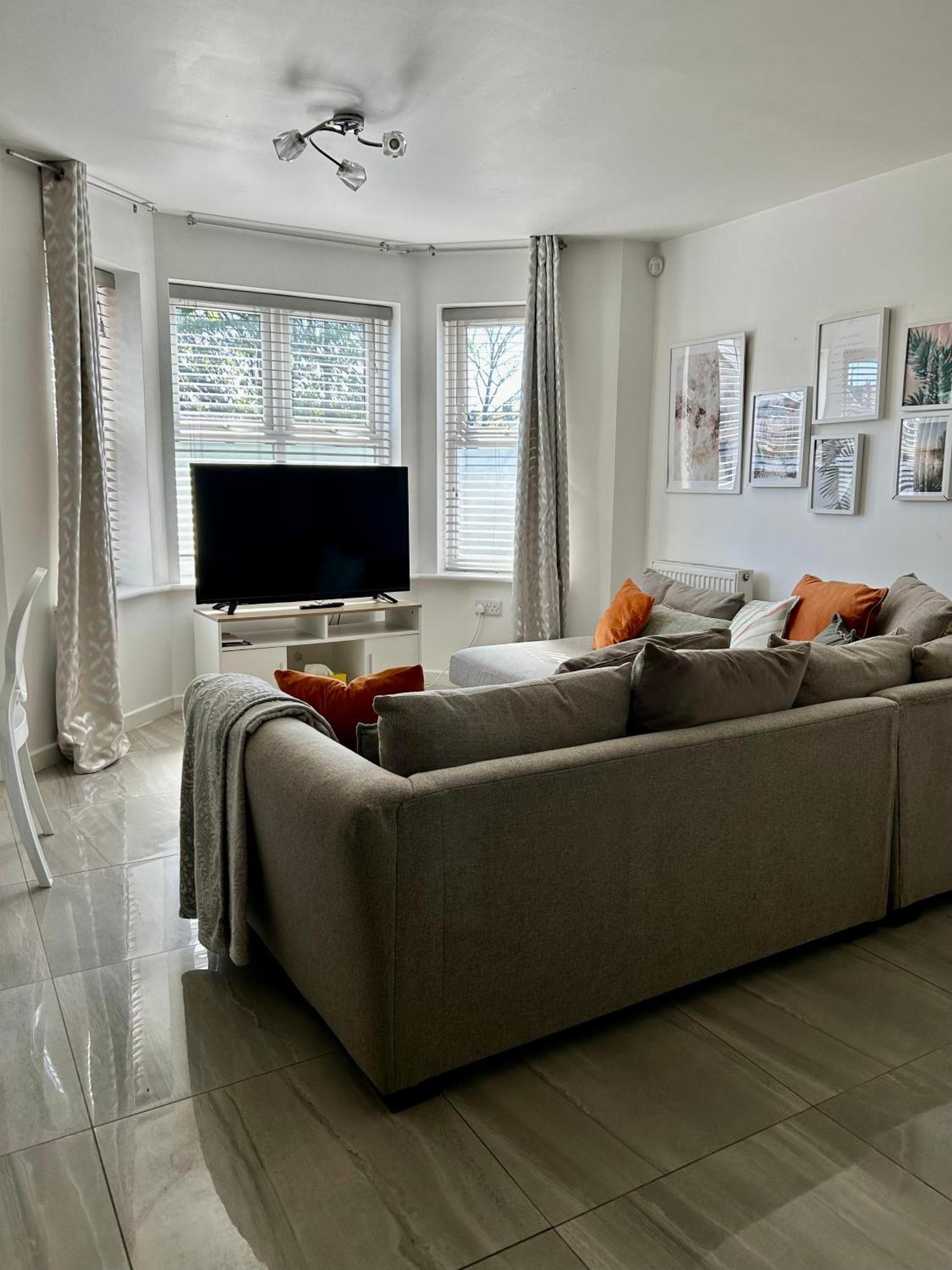 Modern 2 Bed Apartment With Free Parking And Netflix Dawley Eksteriør billede